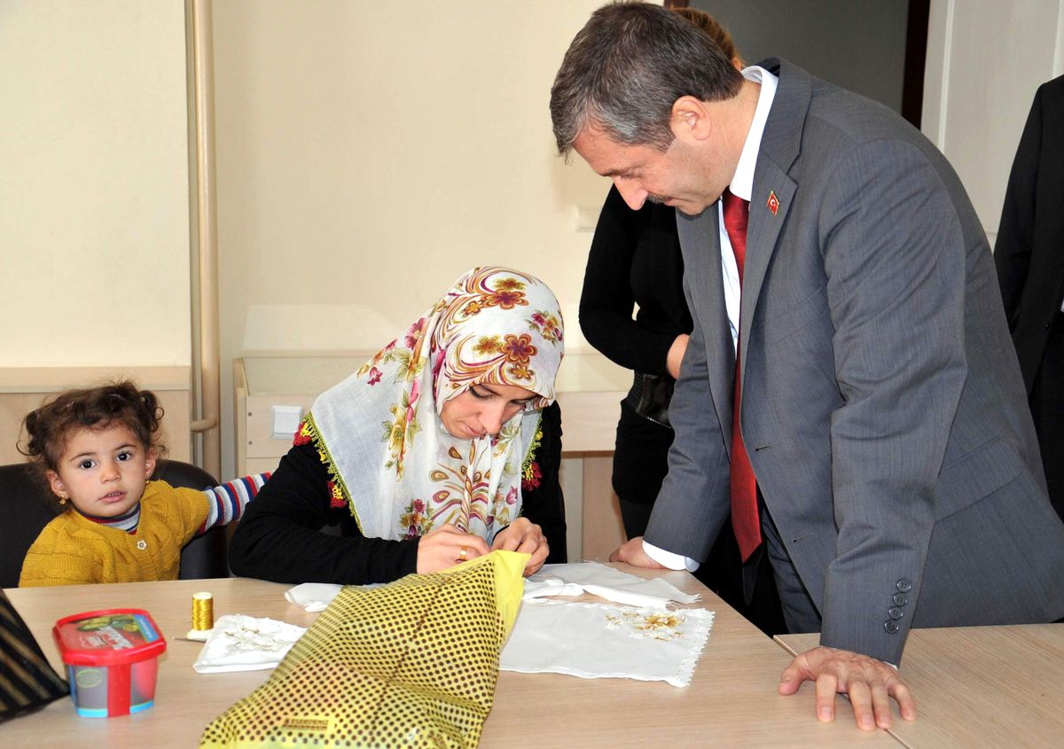 Başkan Tahmazoğlu, 300 Evler Sosyal Tesisindeki Kursiyerleri Ziyaret Etti