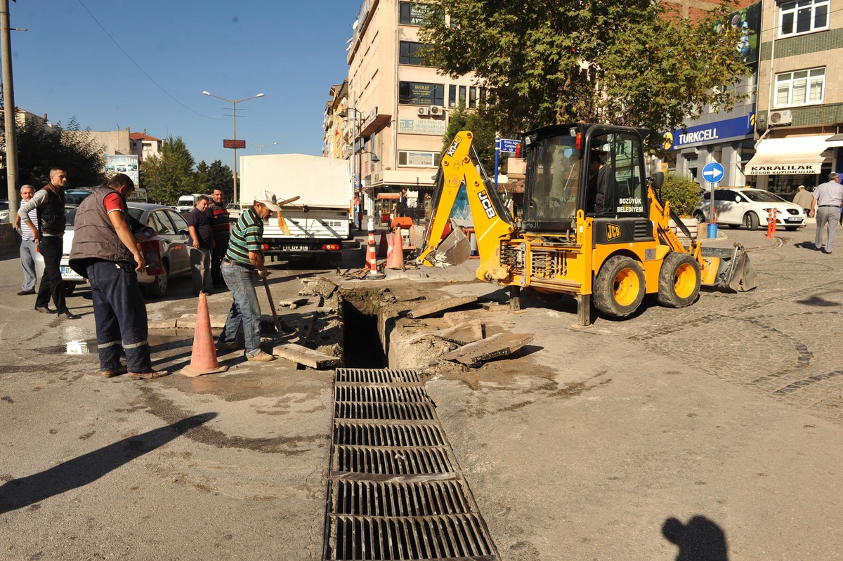 Bozüyük\'te Yağmur Izgaraları Temizleniyor