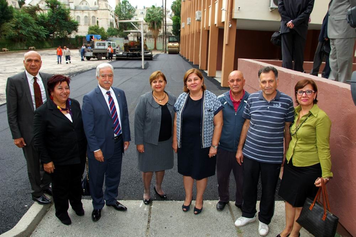 Büyükşehir Okul Bahçelerini Asfaltlıyor