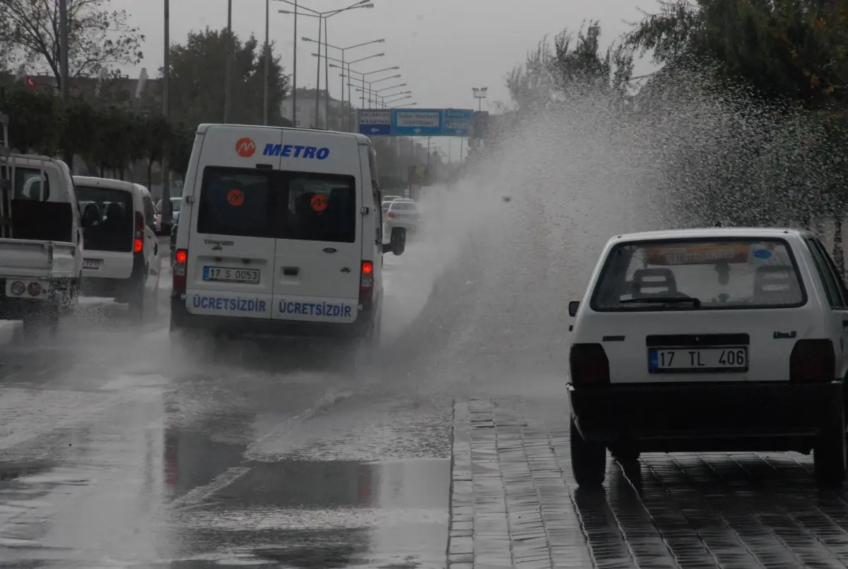 Sağanak Yağış Hayatı Felç Etti