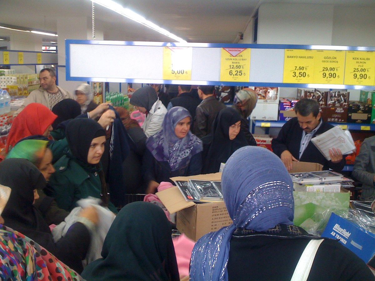 Emet\'te Alışveriş Çılgınlığı