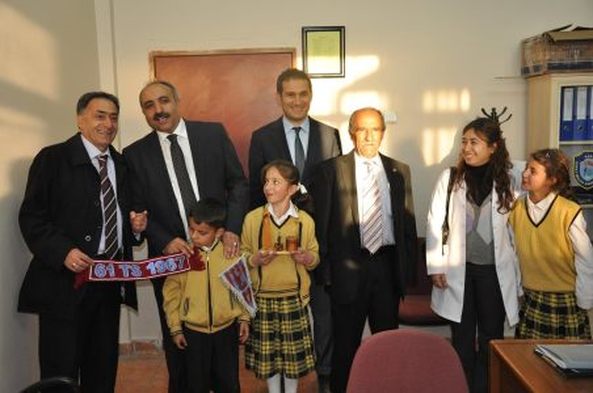 Gittiği okulda Başkan Arslan\'a Trabzonspor Hediyesi