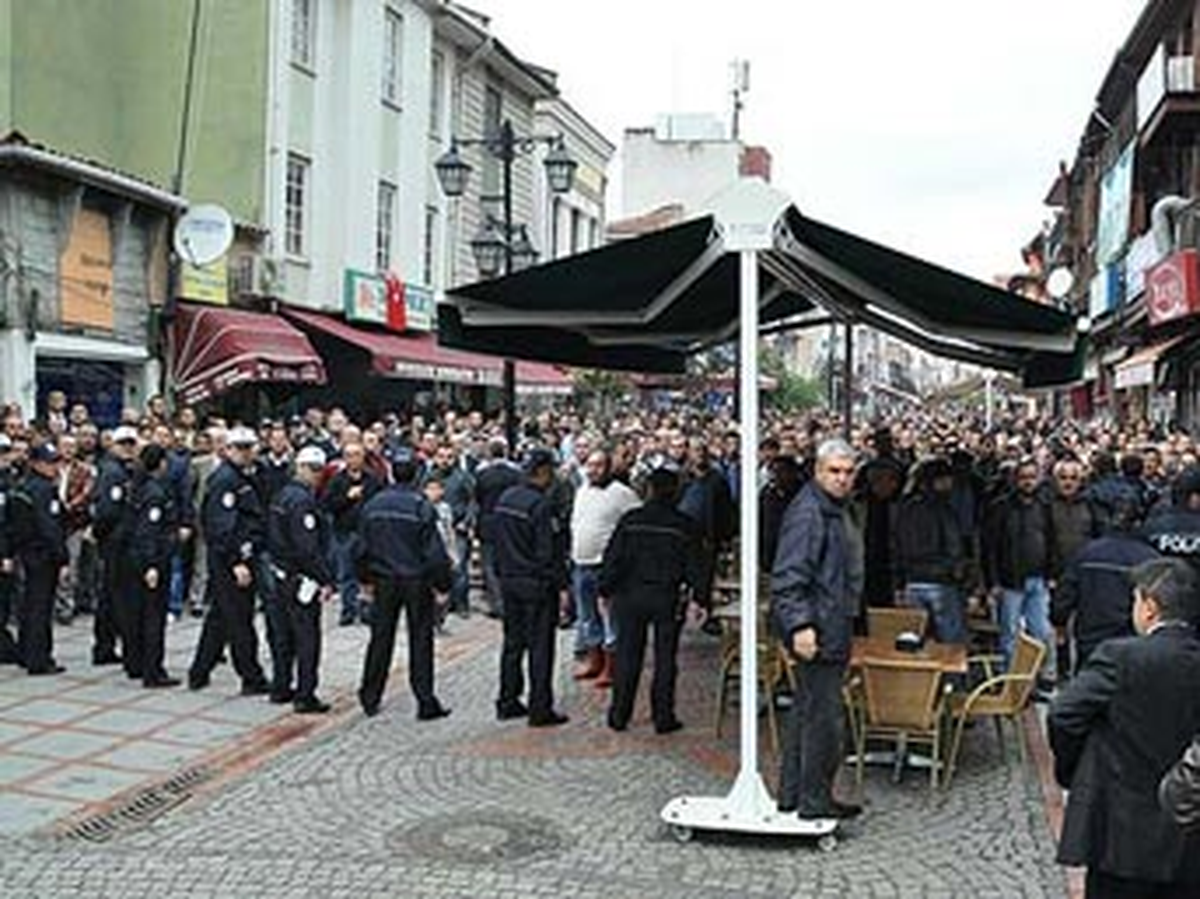 Göstericileri Esnafın Elinden Polis Aldı