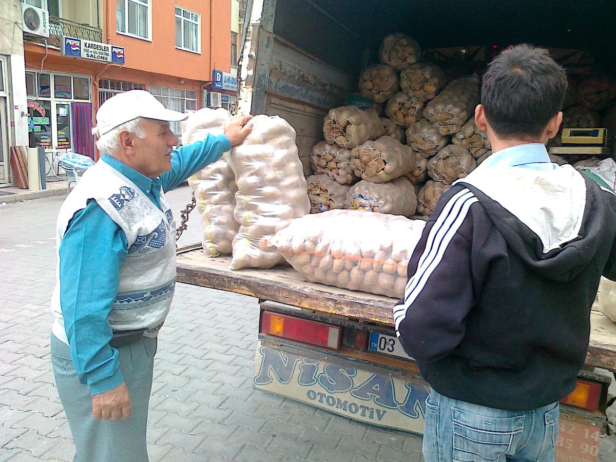 İlçe İlçe Dolaşarak Patates Satıyor
