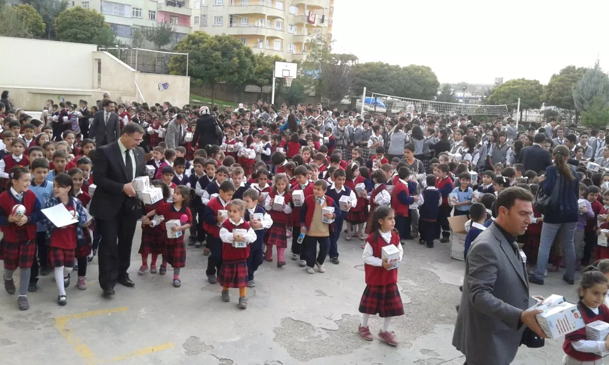 Kızılay Derneği Bin 200 Öğrenciye Kumbara Dağıttı