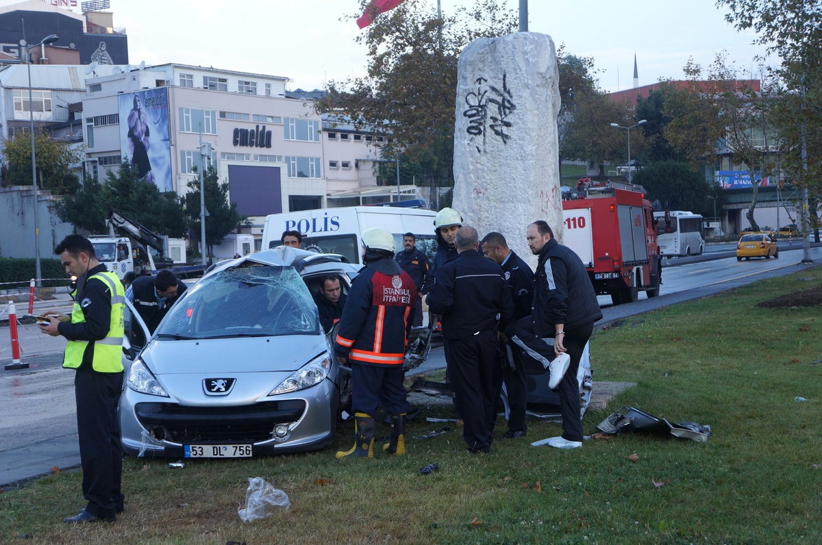 Kontrolden Çıkan Otomobil Anıta Çarptı: 1 Ölü