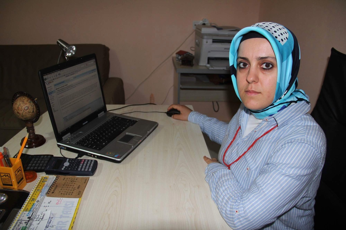 "Başörtünü Çıkart, Belgeni Verelim"