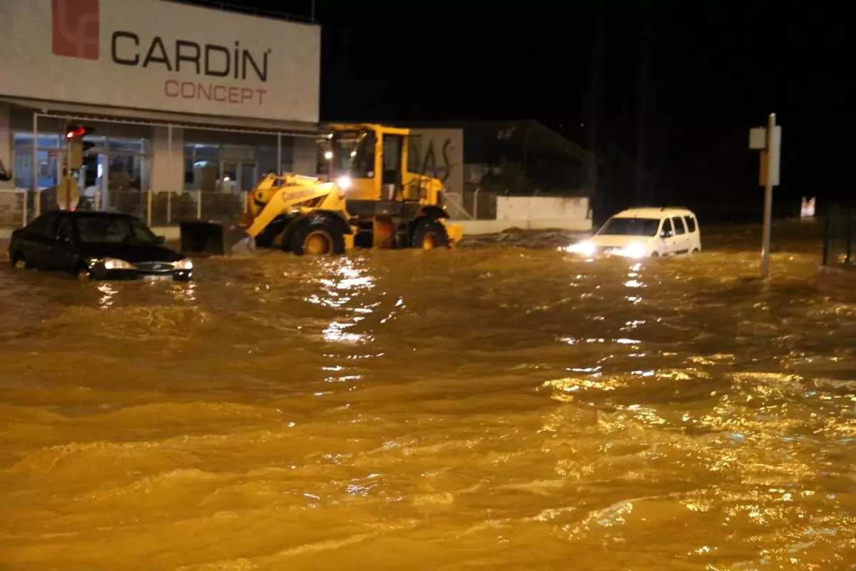 Şiddetli Yağış Çanakkale-İzmir Karayolu\'nu Kapattı