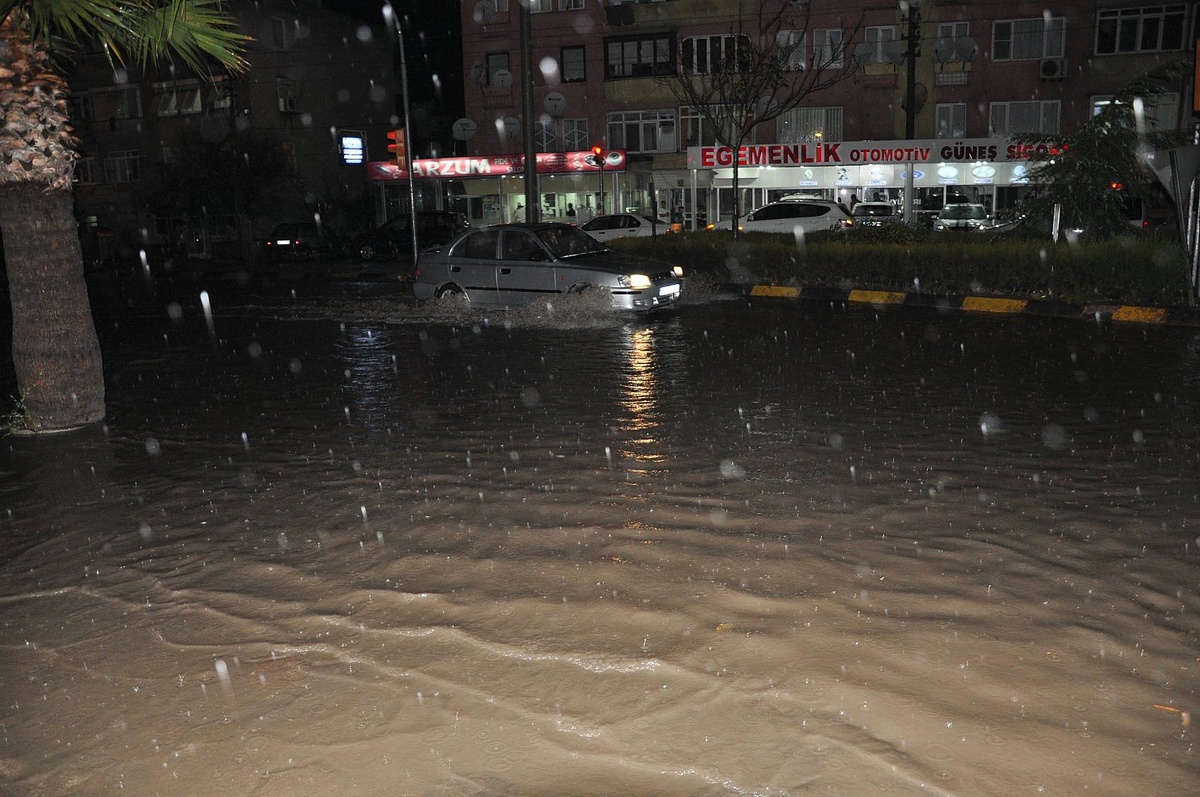 Şiddetli Yağış Hayatı Felç Etti