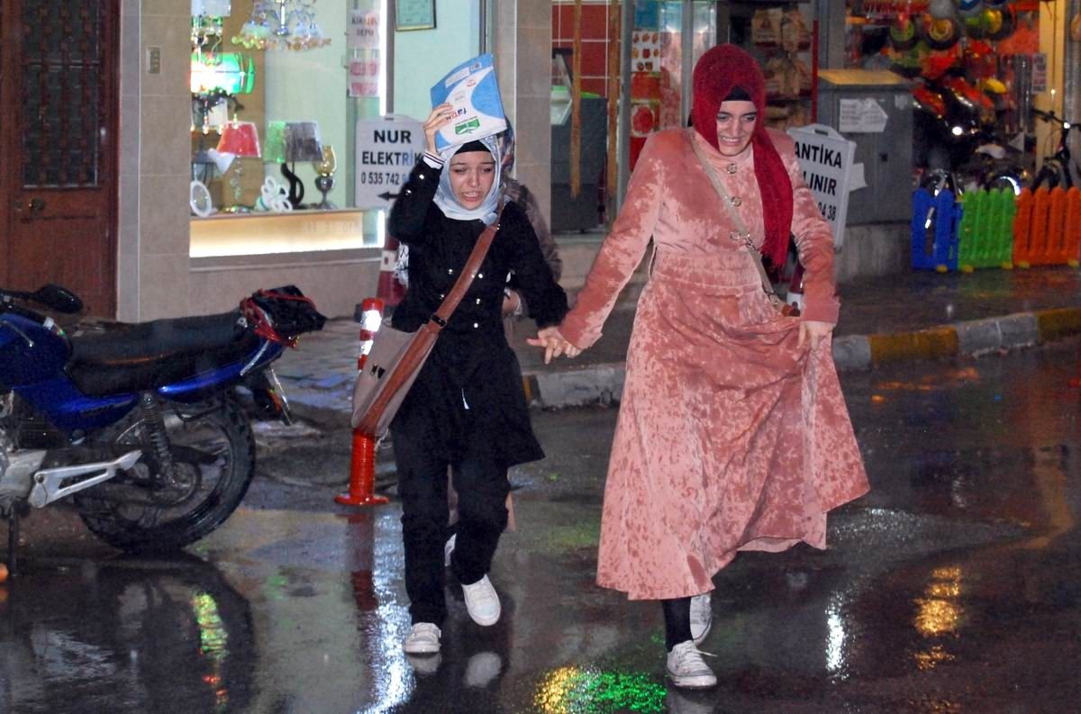 Uyarılara Aldırmayan Edremitliler Şiddetli Yağmura Hazırlıksız Yakalandı