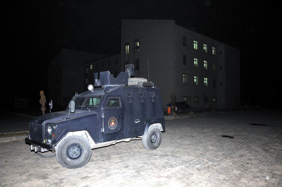 Van\'da PKK Yandaşları Okula Saldırdı