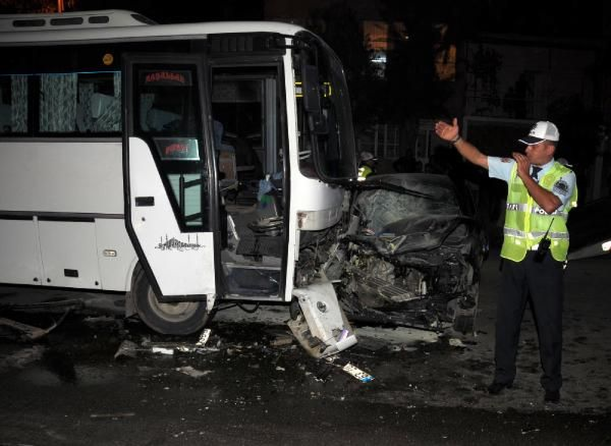 Adana\'da Trafik Kazası.1 Ölü, 10 Yaralı Adana\'da Geziden Dönen Kız Kuran Kursu Öğrencilerini...