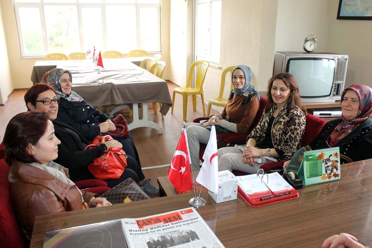 AK Parti Çan Kadın Kolları\'ndan Kızılay\'a Ziyaret
