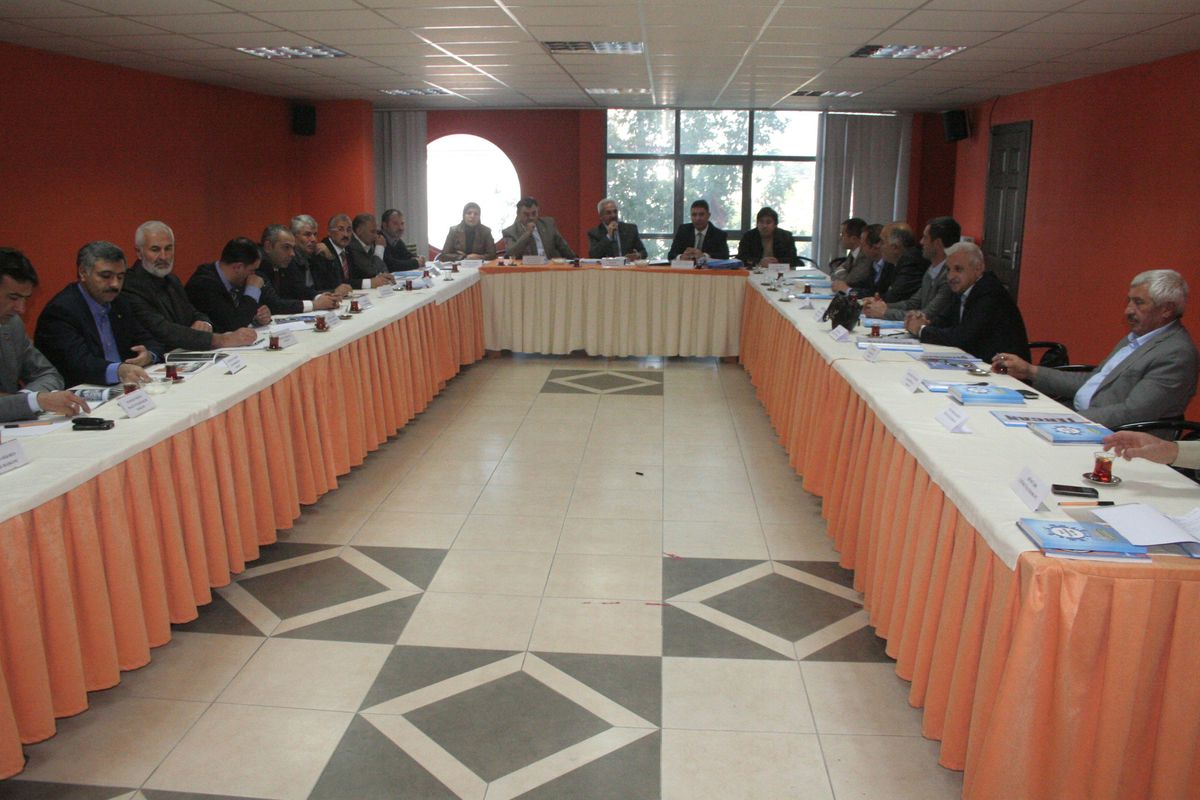 AK Parti İlçe ve Belediye Başkanları Toplandı