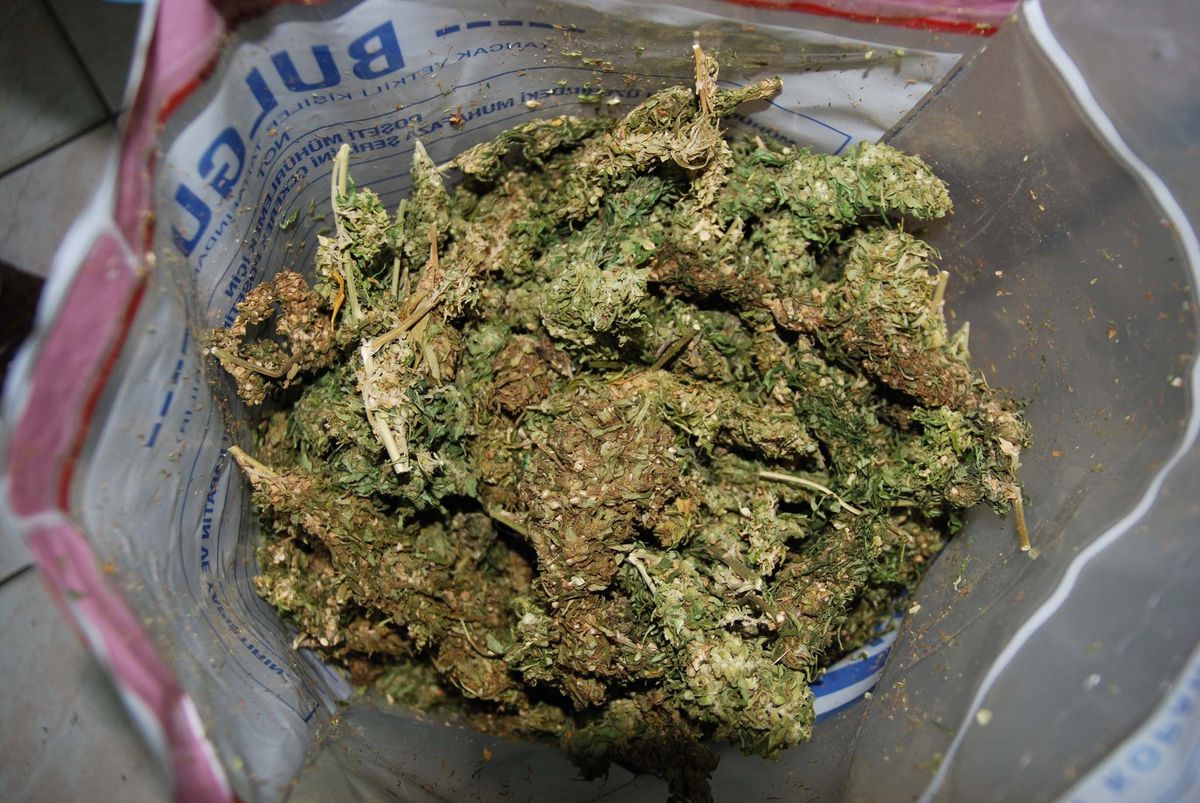 Akşehir\'de 2.5 Kilo Esrar Ele Geçirildi