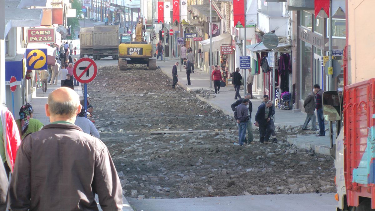Albayrak, "28 Bin Metrekare Baskı Beton, 92 Bin Metrekare Asfalt Döküyoruz"