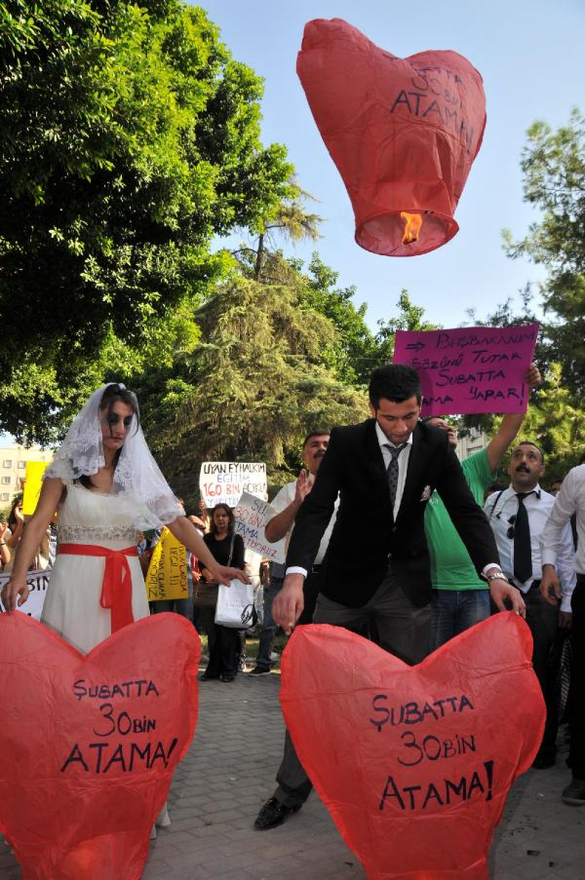 Atanamayan Öğretmenler Gelinlik, Damatlık Giyip, Balon ve Güvercin Uçurdu