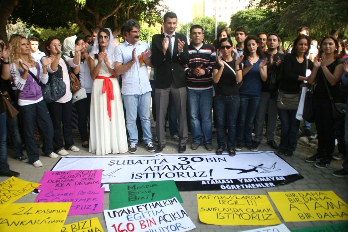 Atanamayan Öğretmenlerden \'Renkli\' Protesto