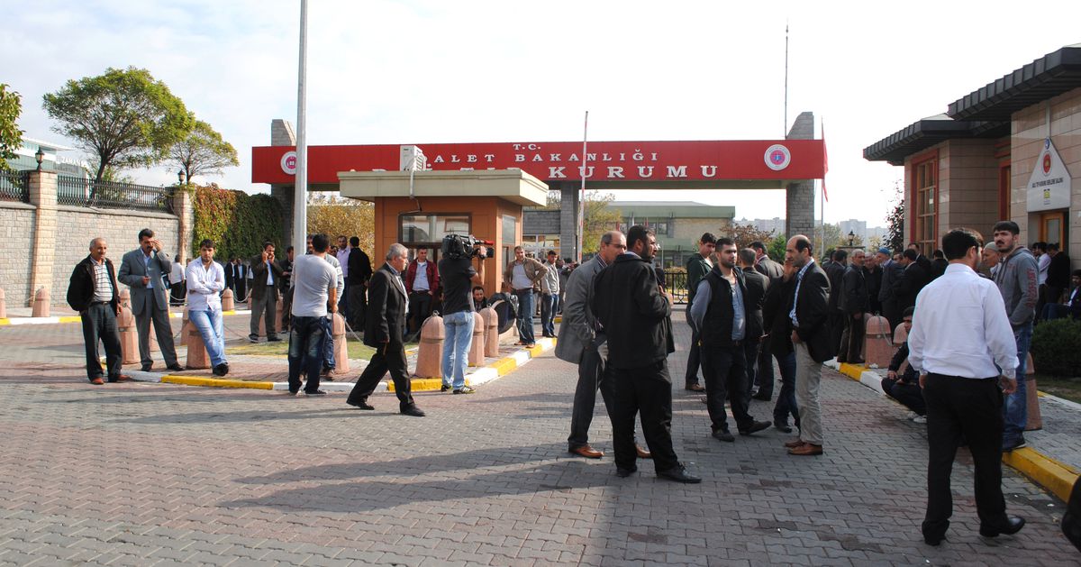 Baba Dehşetinde Ölenlerin Yakınları Adli Tıp\'a Akın Etti