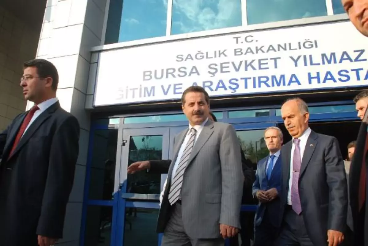 Bakan Çelik Bursa\'daki Olaylarda Yaralanan Genç Hakkında Doktorlardan Bilgi Aldı