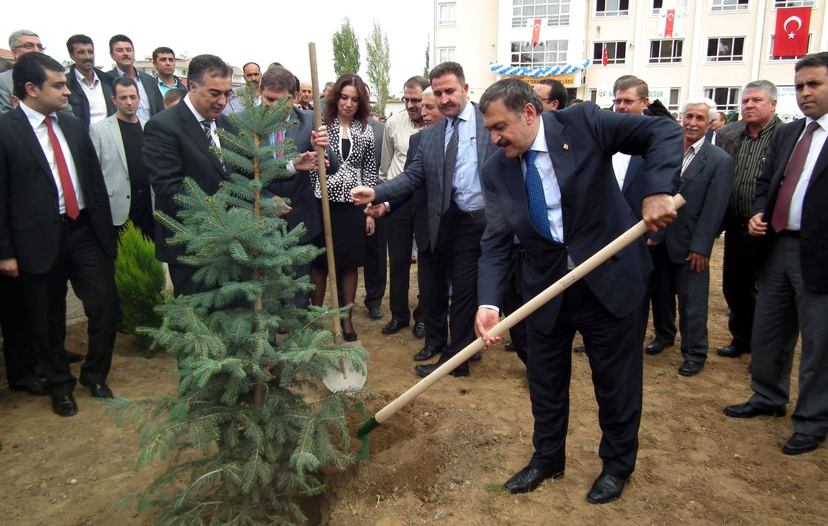 Bakan Eroğlu, Aydın\'da Okul Bahçesi Yeşillendirdi