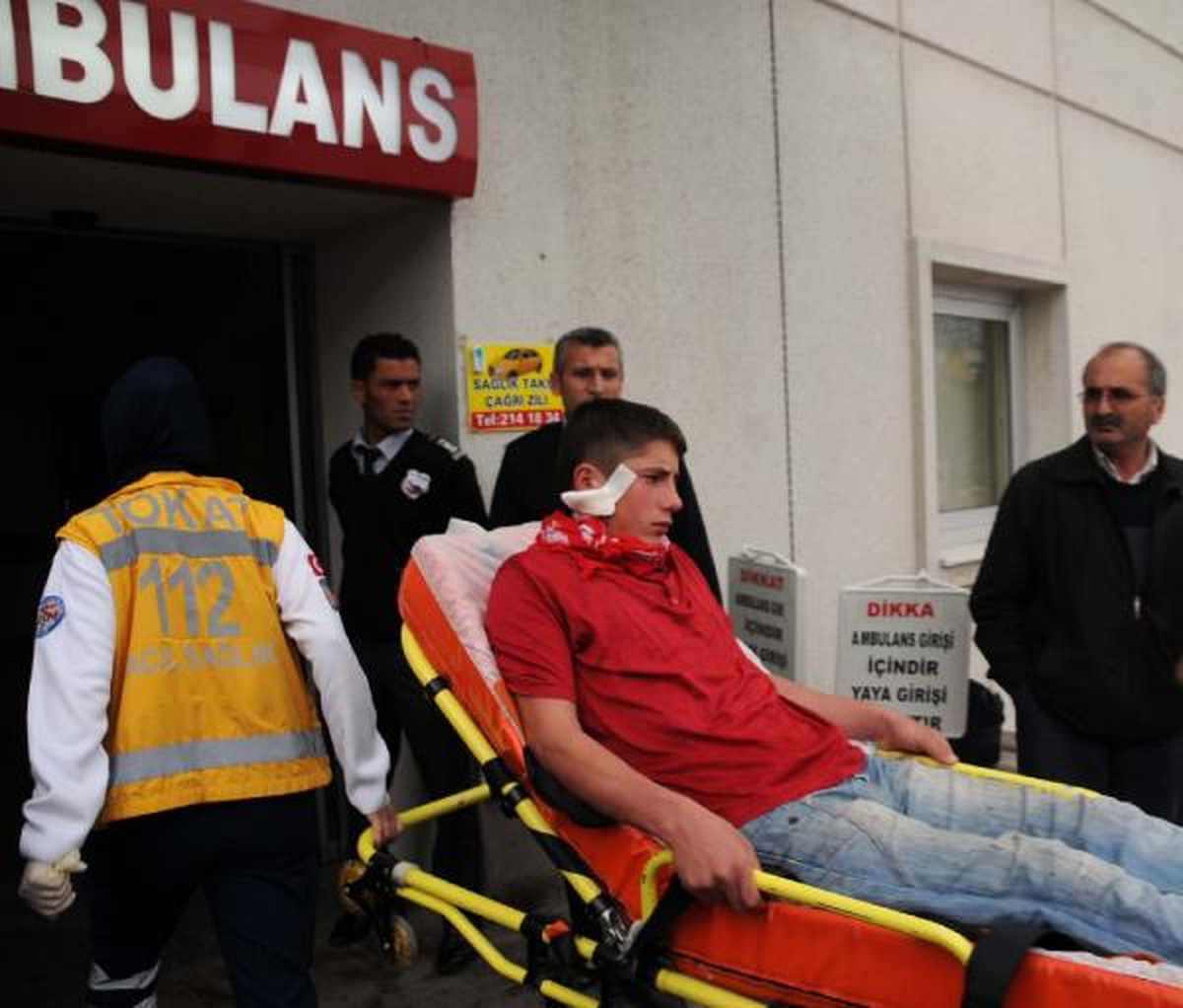 Baltanın Üzerine Düşüp Yaralandı