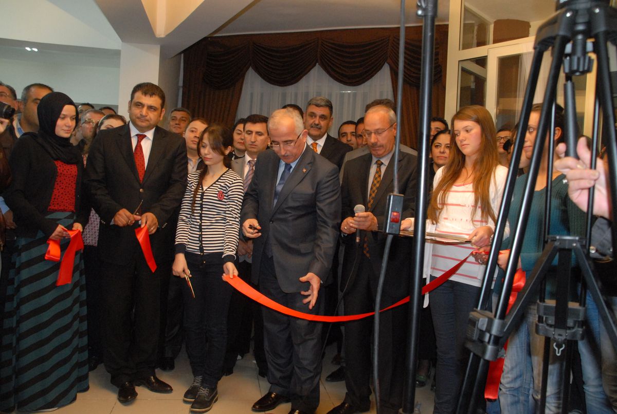 Başbakan Erdoğan Kız Öğrenci Yurdunu Sinevizyonla Açtı
