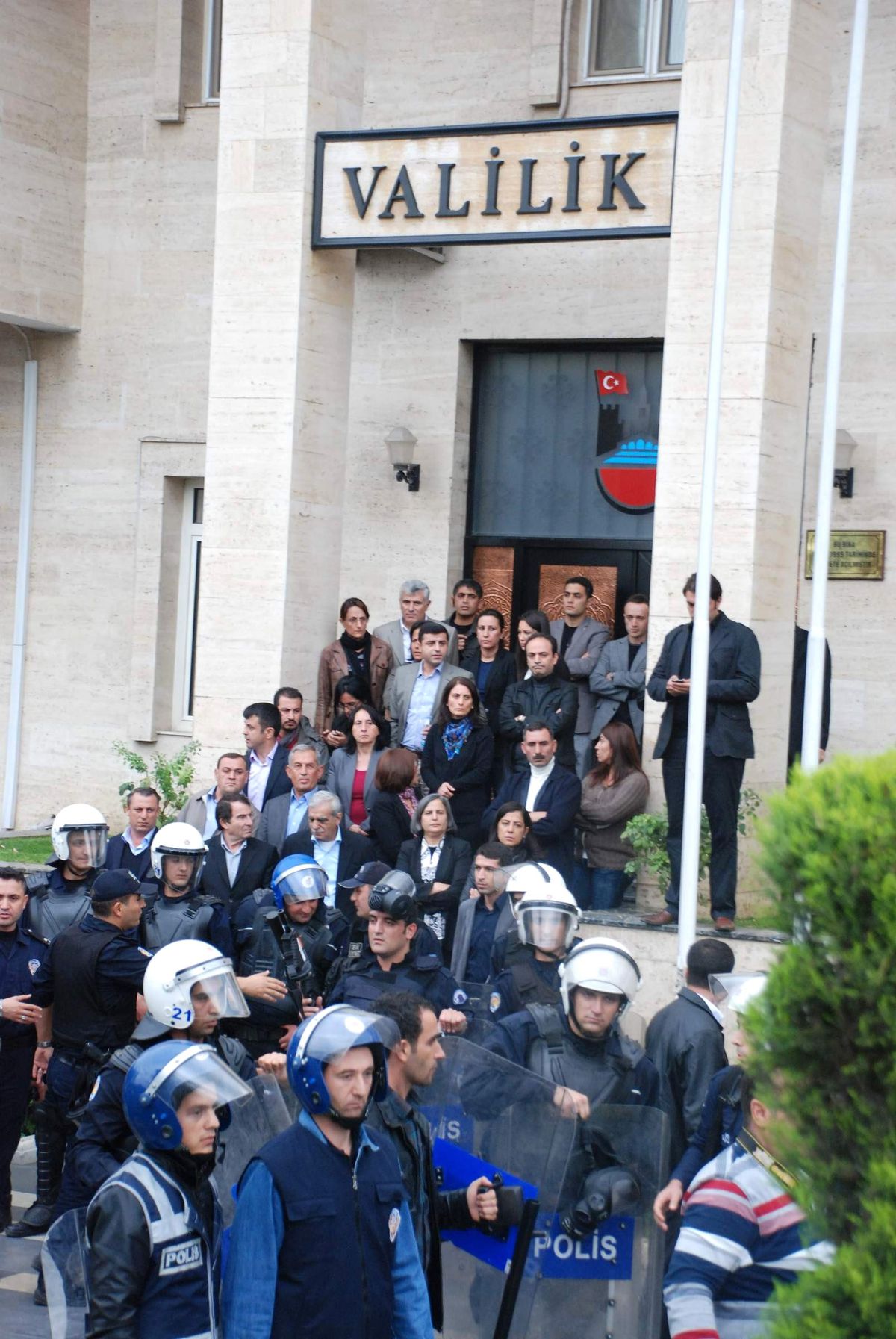 BDP\'liler Diyarbakır Valiliği\'ni Bastı