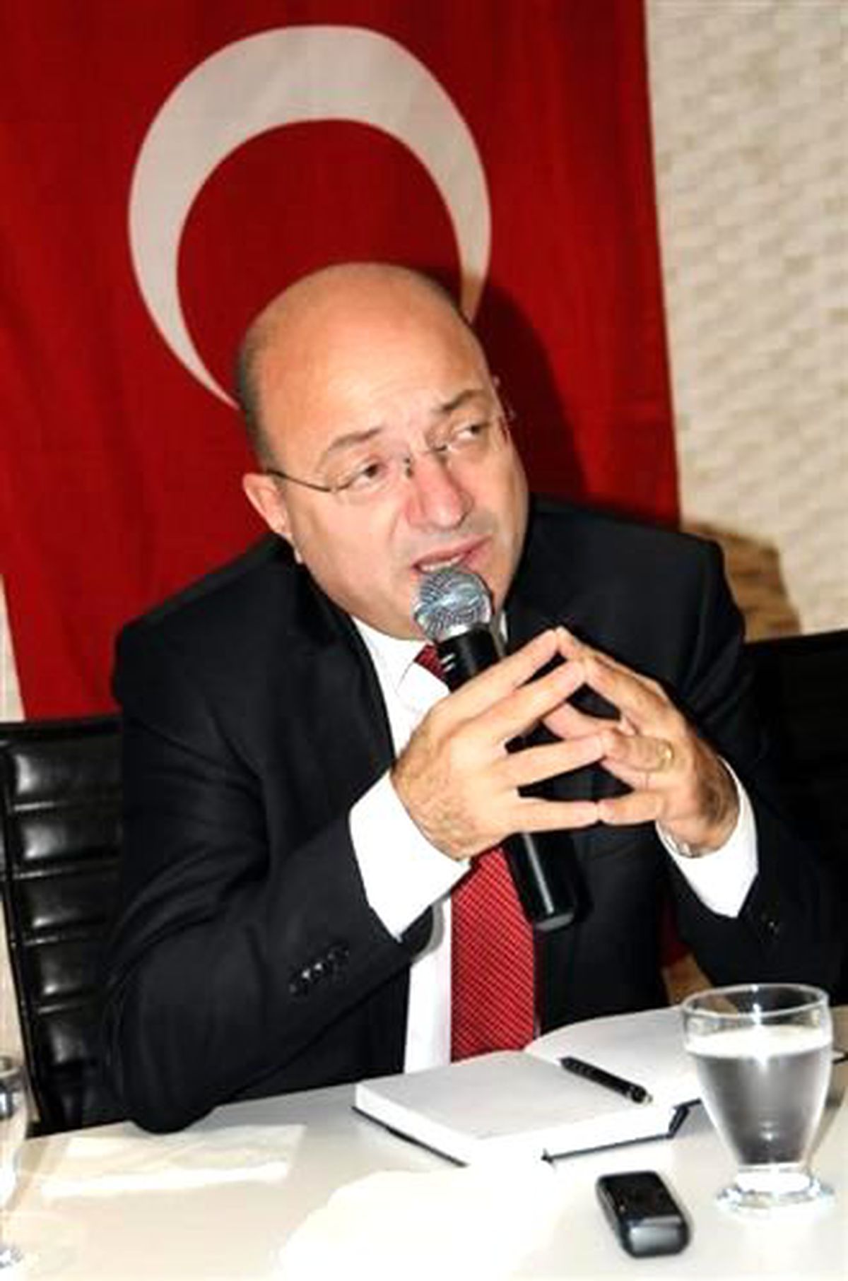 CHP\'li Cihaner; Cumhurbaşkanı ile Başbakan Arasında Erken Başlamış Yarış Var