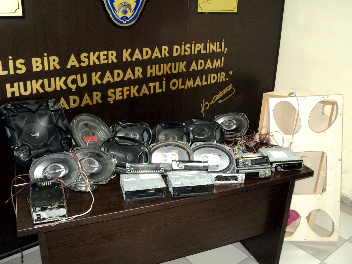Devriye Gezen Polisler, Oto Teybi Hırsızlarını Yakaladı