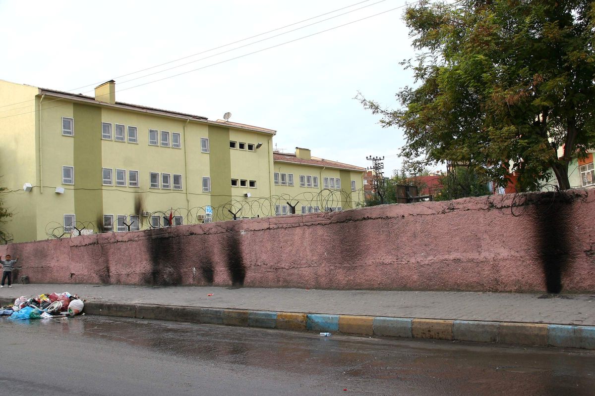 Diyarbakır\'da Okula Molotof Kokteylli Saldırı