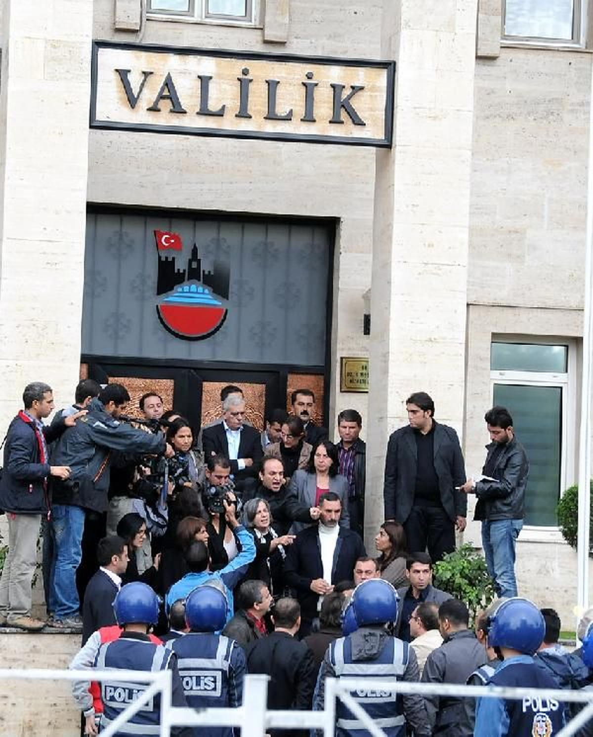 BDP Milletvekilleri Zorla Valiliğe Girmek İstedi