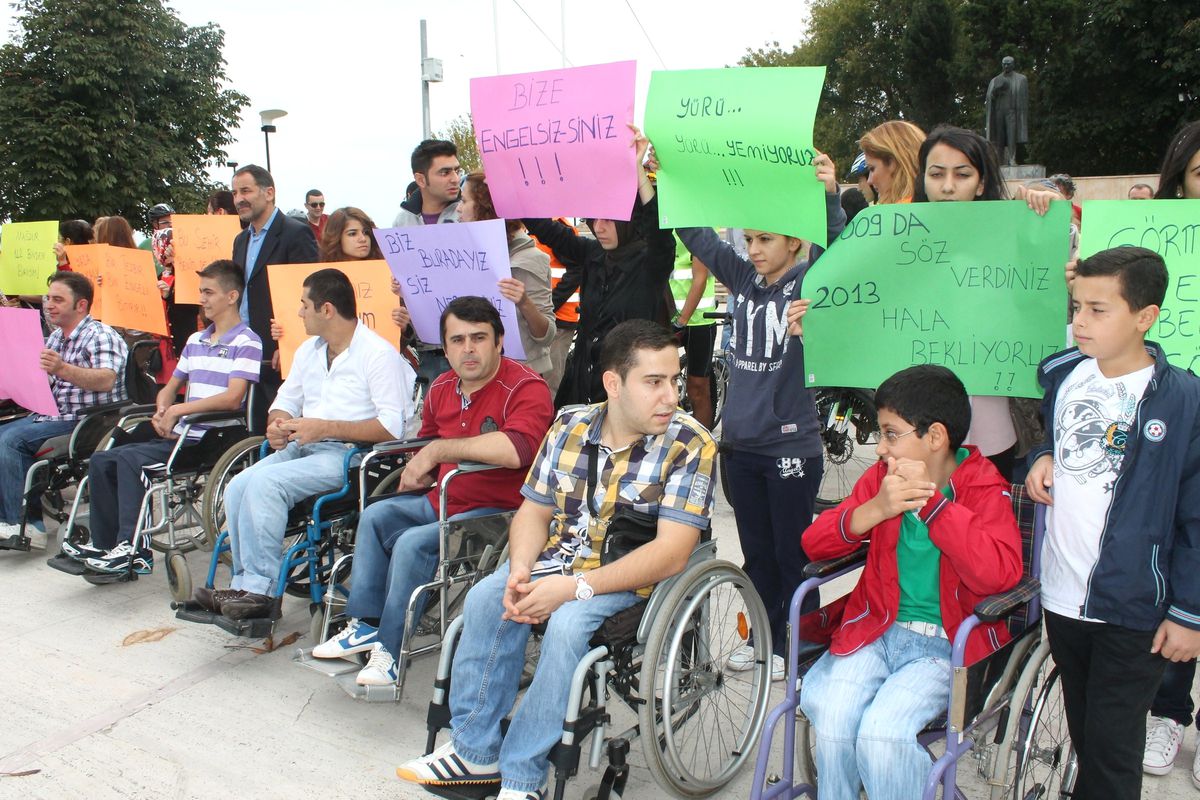 Engellilerden "Yürüyemiyoruz Da" Yürüyüşü