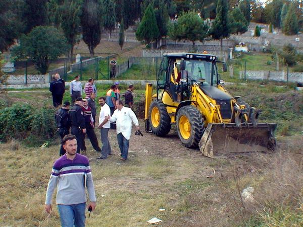 Esrarengiz Mezar Polisi Alarma Geçirdi