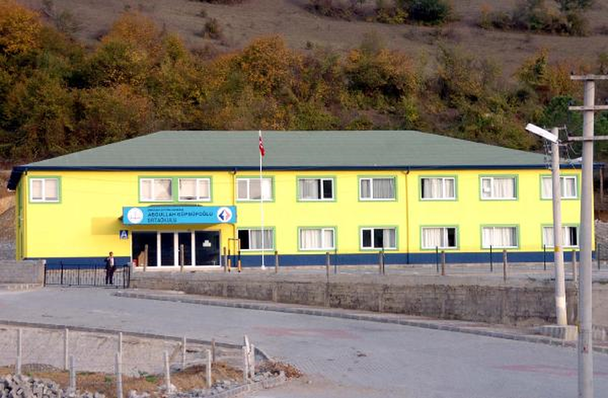 Hayırsever İşadamı, Yaptırdığı Okulları Fenerbahçe\'nin Renklerine Boyattı