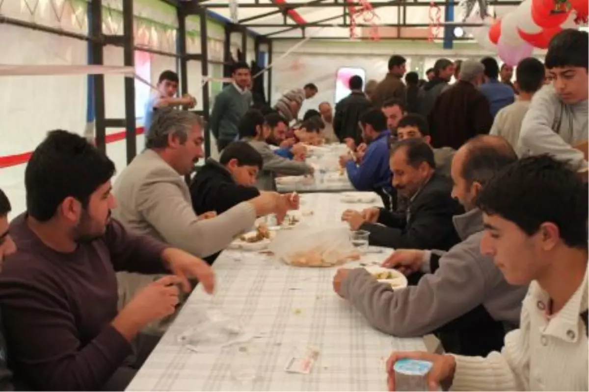 Iğdır\'da 3 Bin Kişiye Yemek Verildi