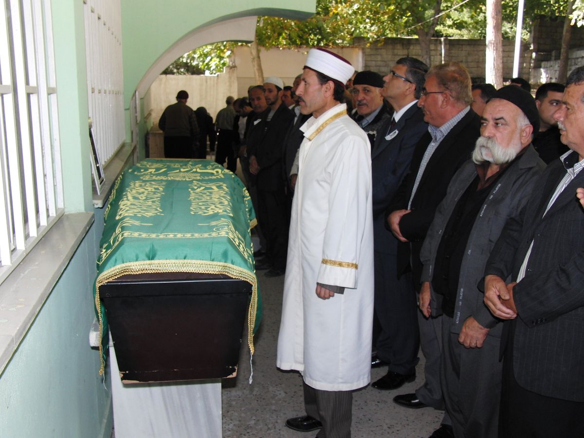 İntihar Ettiği İddia Edilen Polis Memuru Toprağa Verildi