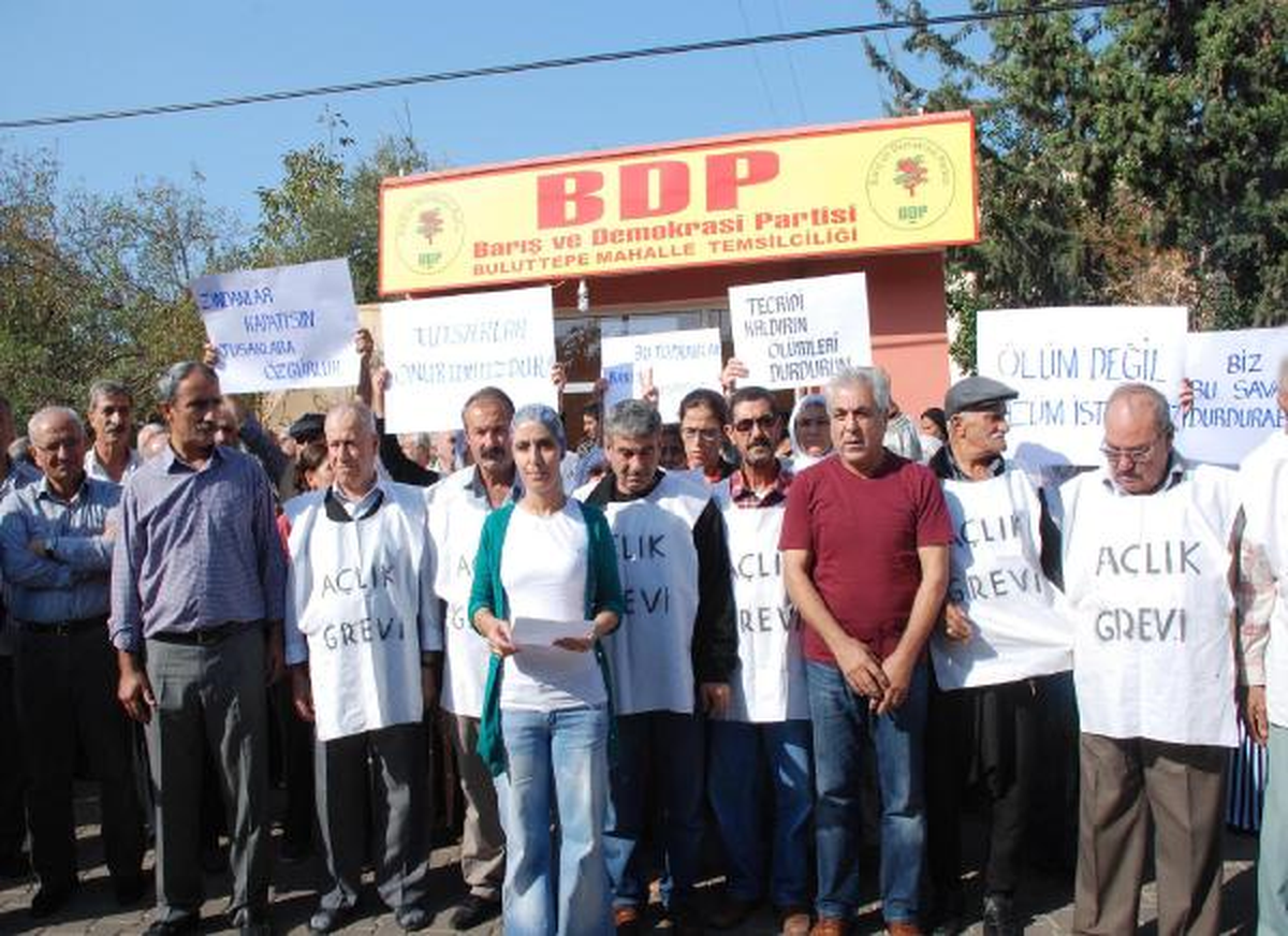 İskenderun\'da 8 BDP\'li Açlık Grevi Başlattı