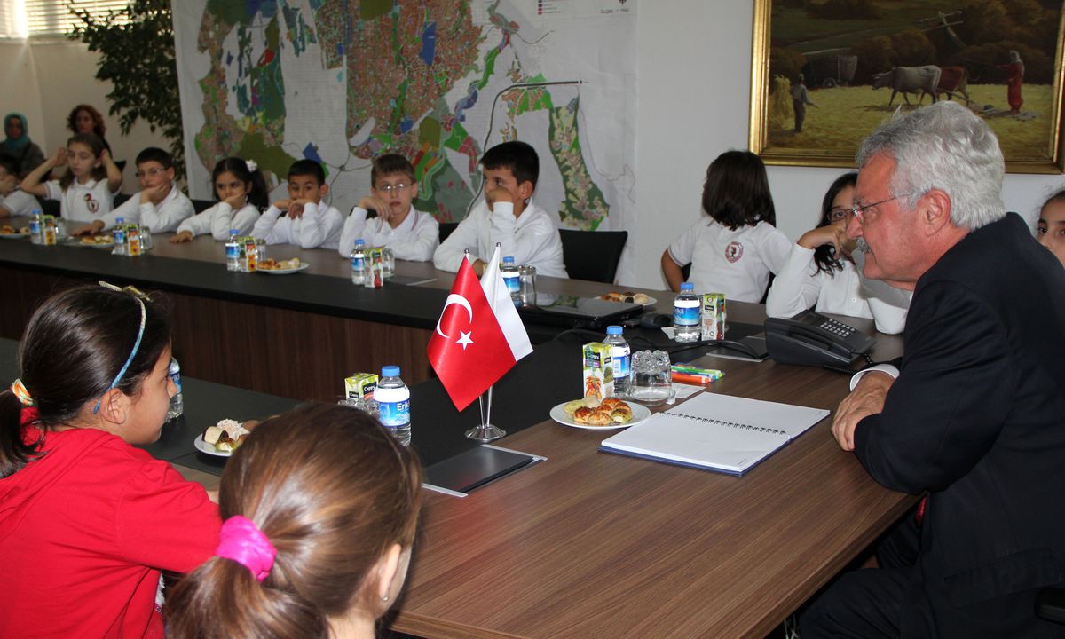 İstanbullu Öğrencilerden Başkan Tanık\'a Ziyaret