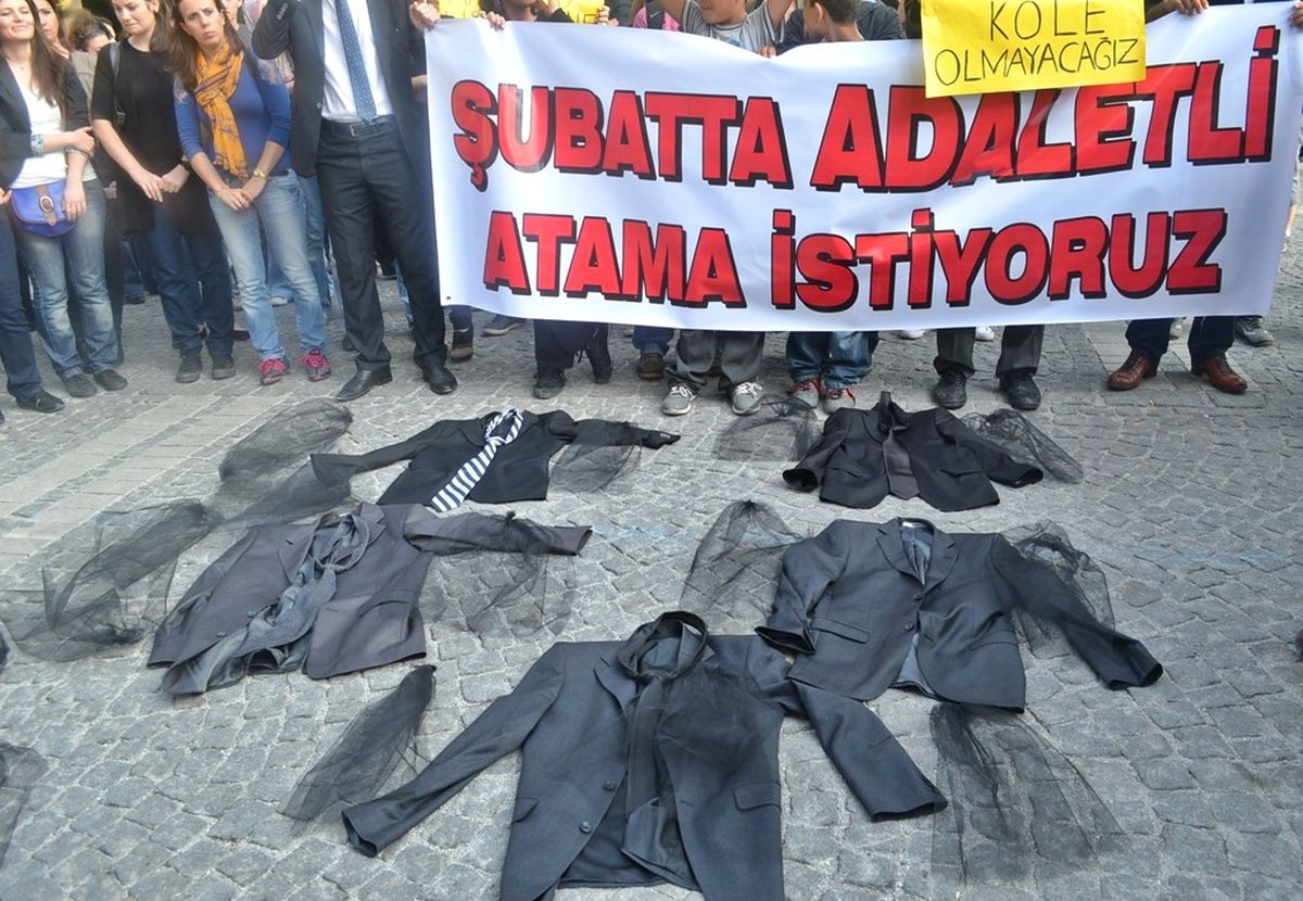İzmir\'de Atanamayan Öğretmenlerden Siyah Gelinlik ve Damatlıklı Eylem