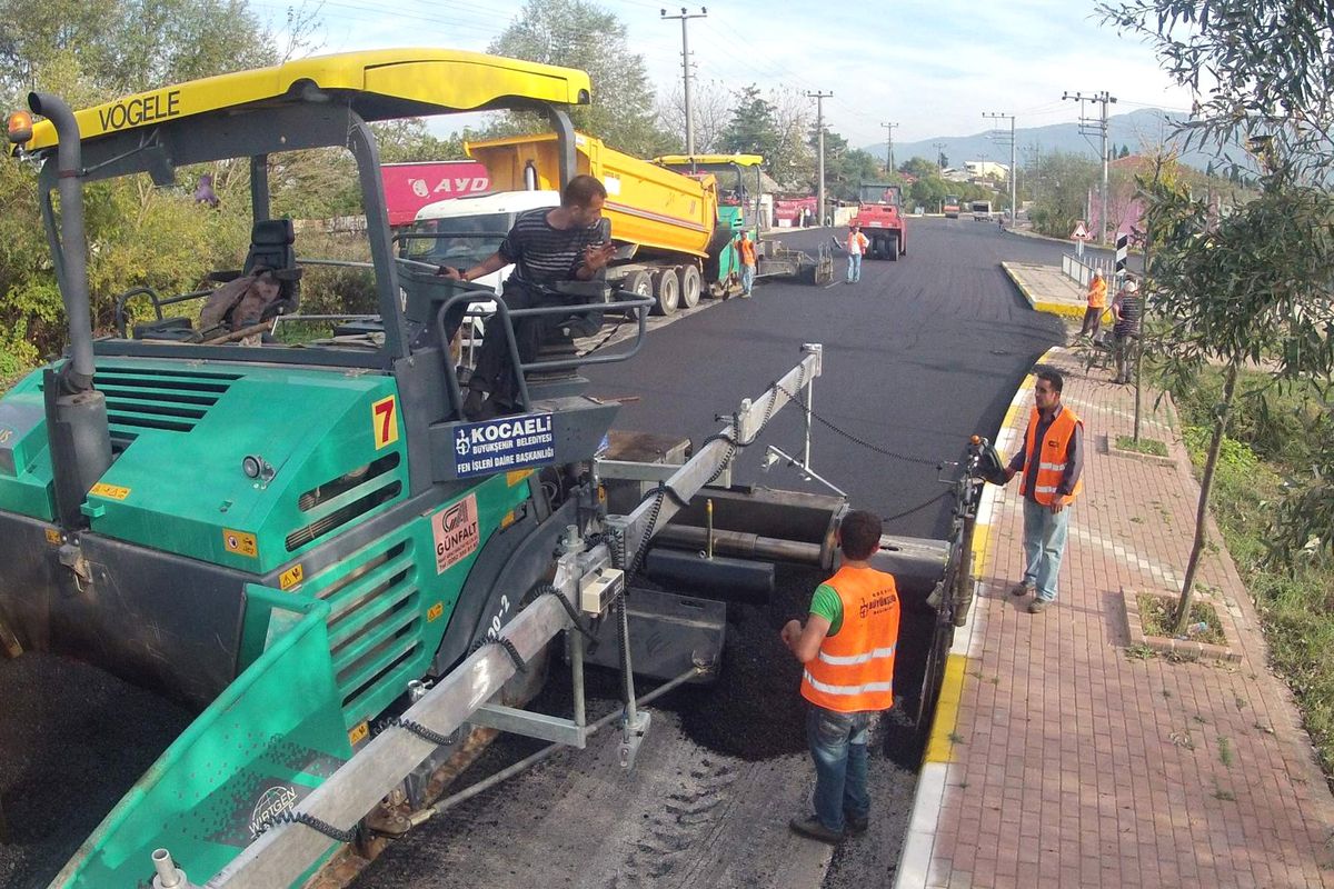Karamürsel Caddesi Asfaltlanıyor