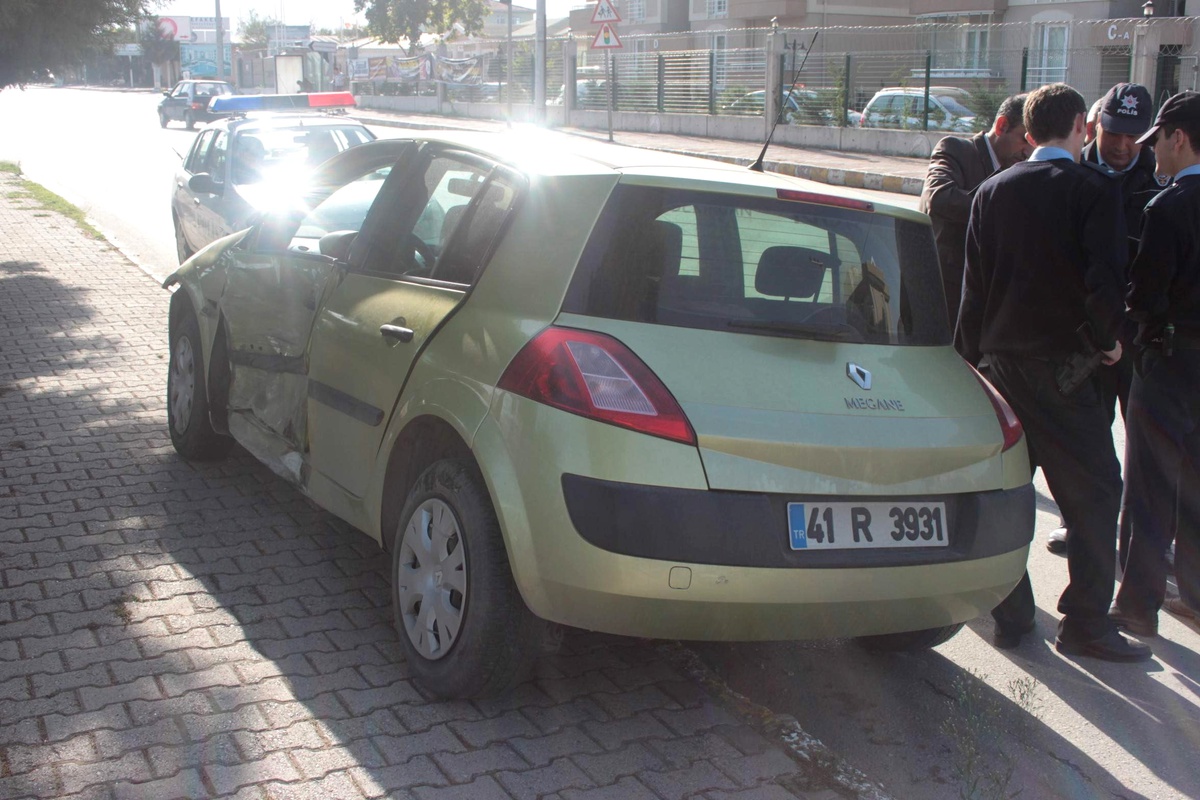 Kartepe\'de 2 Otomobil Çarpıştı: 1 Yaralı