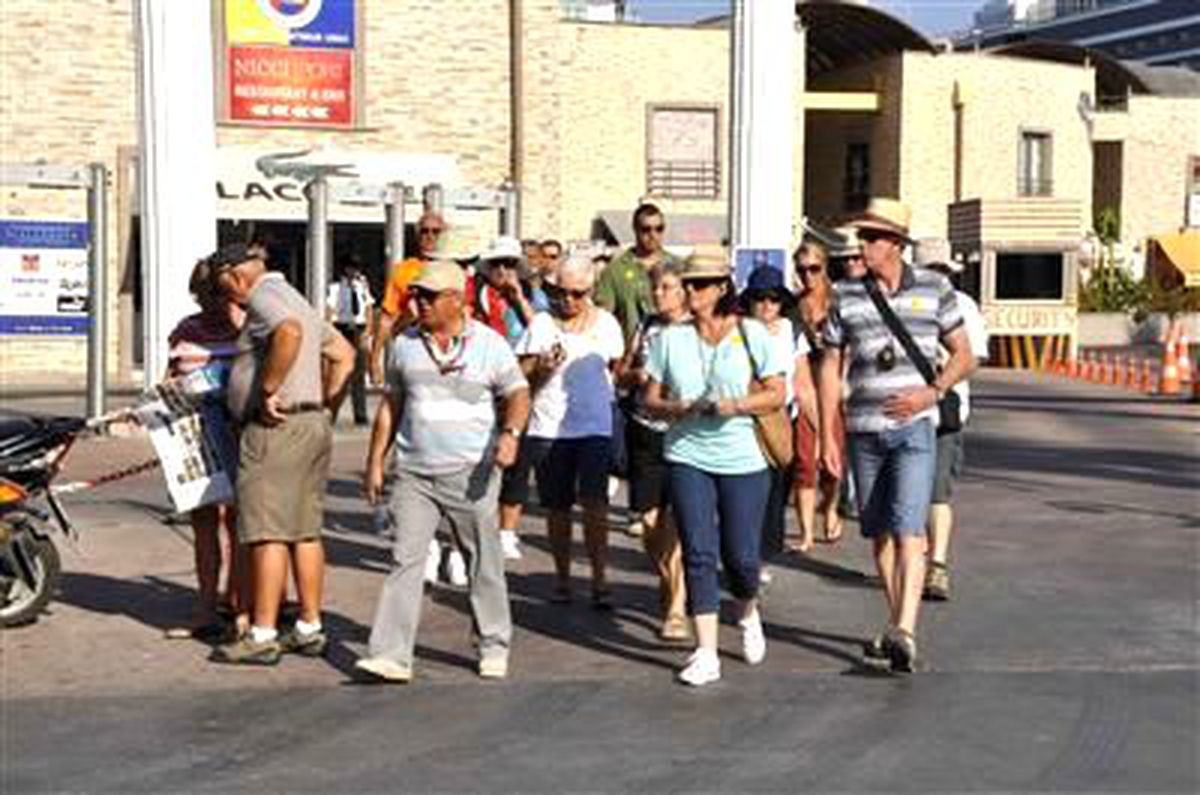 Kuşadası\'nda Gemi Turistine Şehir İçinde Yürüyüş Turu