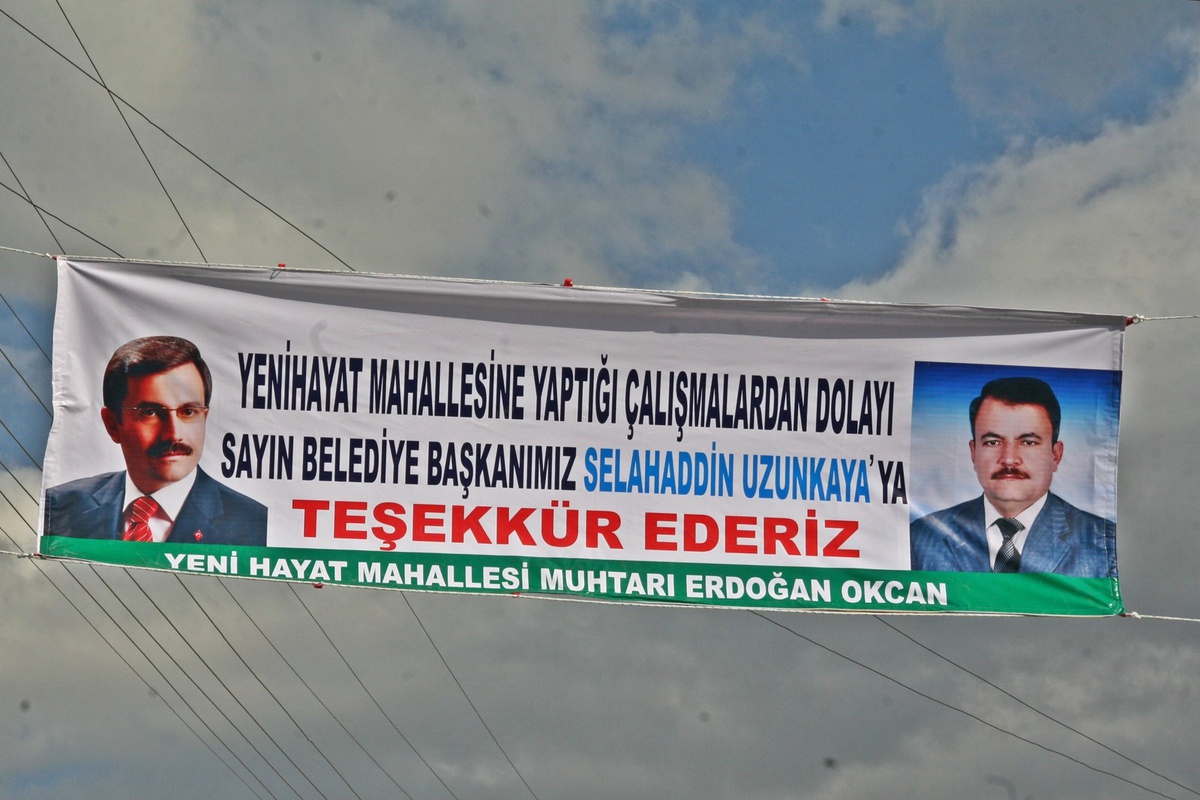 Mahalle Muhtarı Yolu Yenileyen Başkana Afişle Teşekkür Etti
