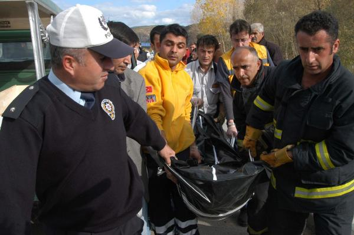 Otomobil Korkuluklara Saplandı: 3 Ölü