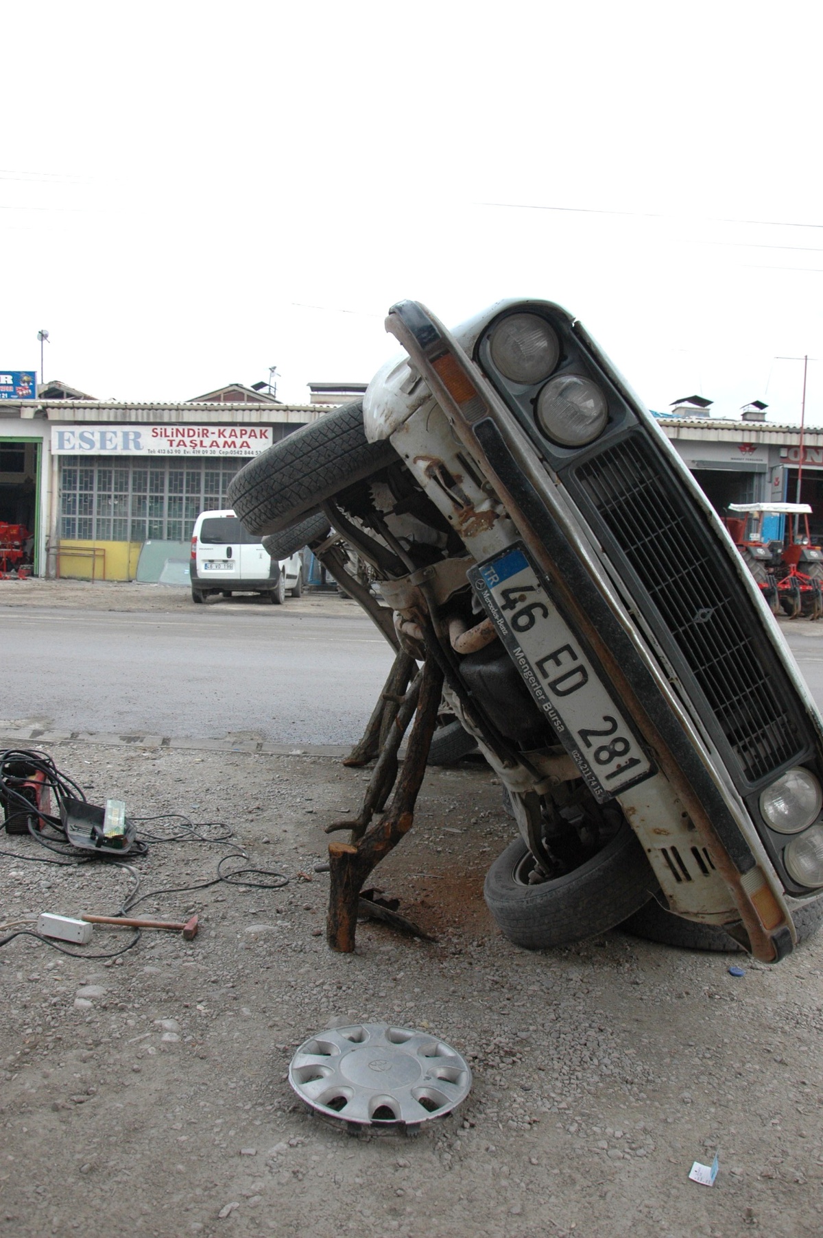 Otomobilini Yan Yatırıp Tamir Etti