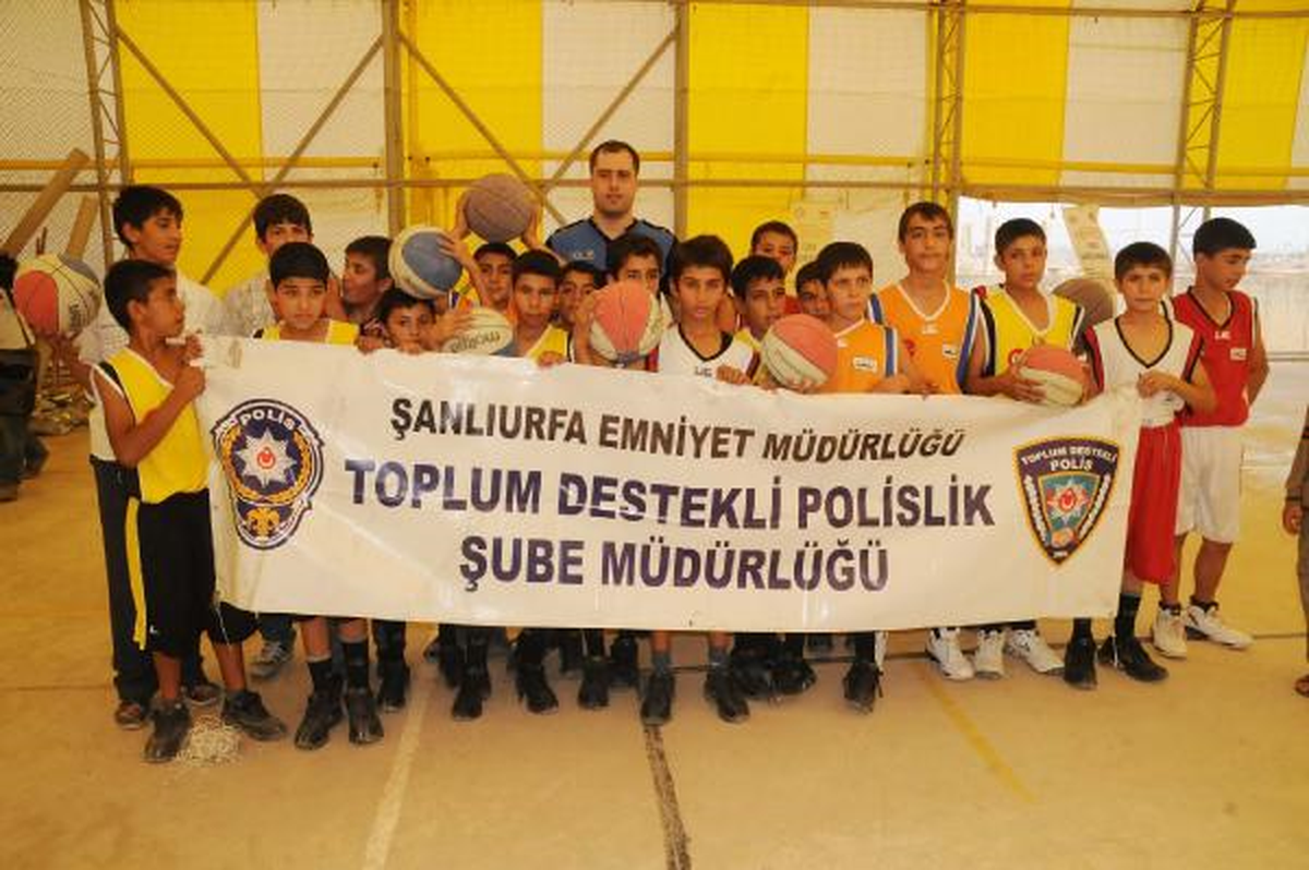 Polisin \'Sosyal Riski Azaltma Projesi\' Çocukları Sevindirdi