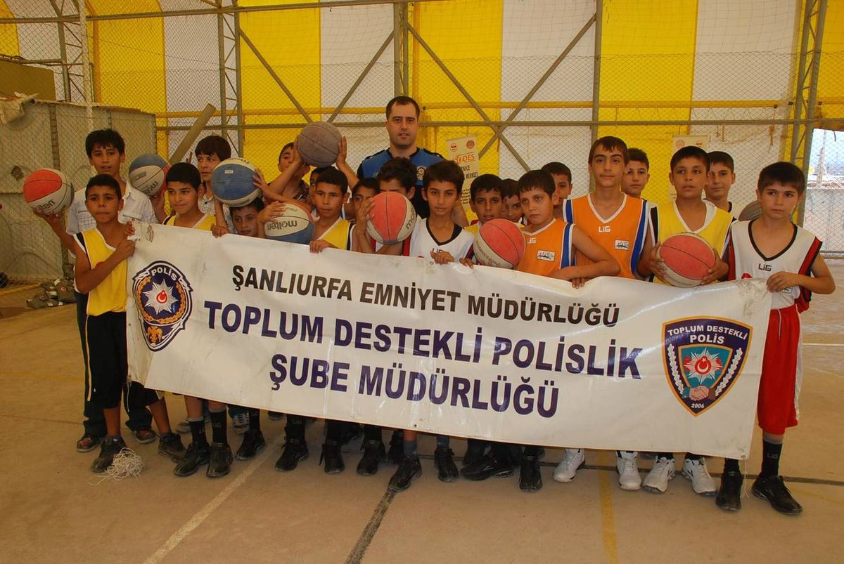 Polisten \'Çogep\' Kapsamında Forma Dağıtımı