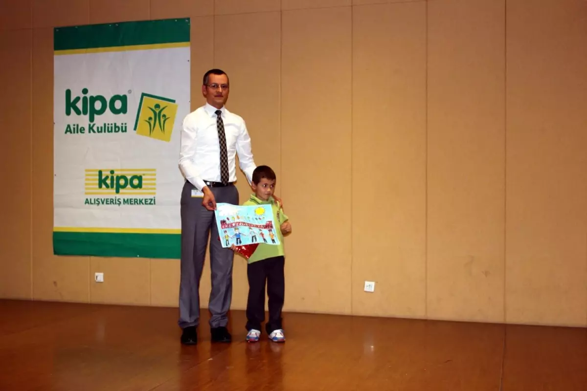 Salihli\'de Resim Yarışmasının Ödülleri Verildi