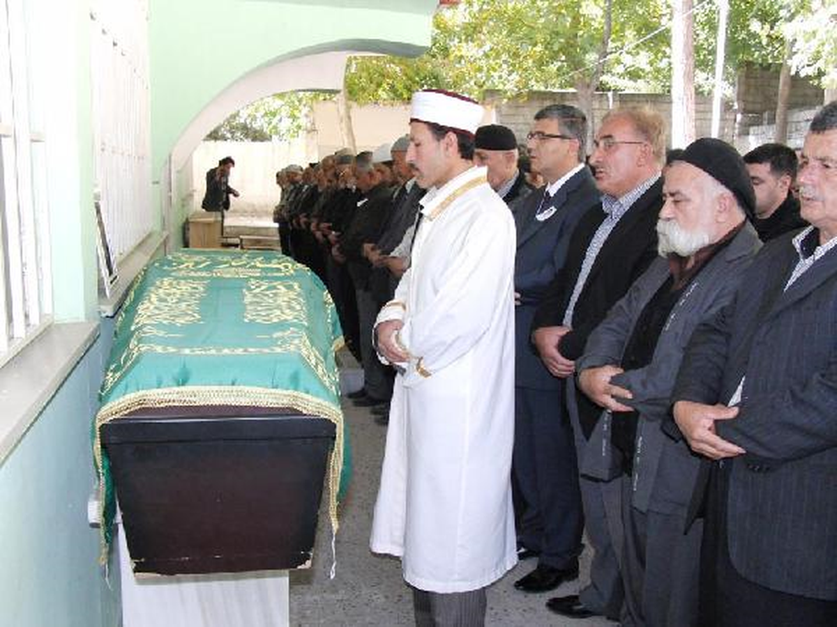 Şırnak\'ta İntihar Ettiği Söylenen Polis Kahramanmaraş\'ta Toprağa Verildi